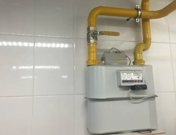 газовый счетчик g4 установленный на трубе газа, газовые счетчики, установка газового счетчика, газовый счетчик g 4, счетчик на газ