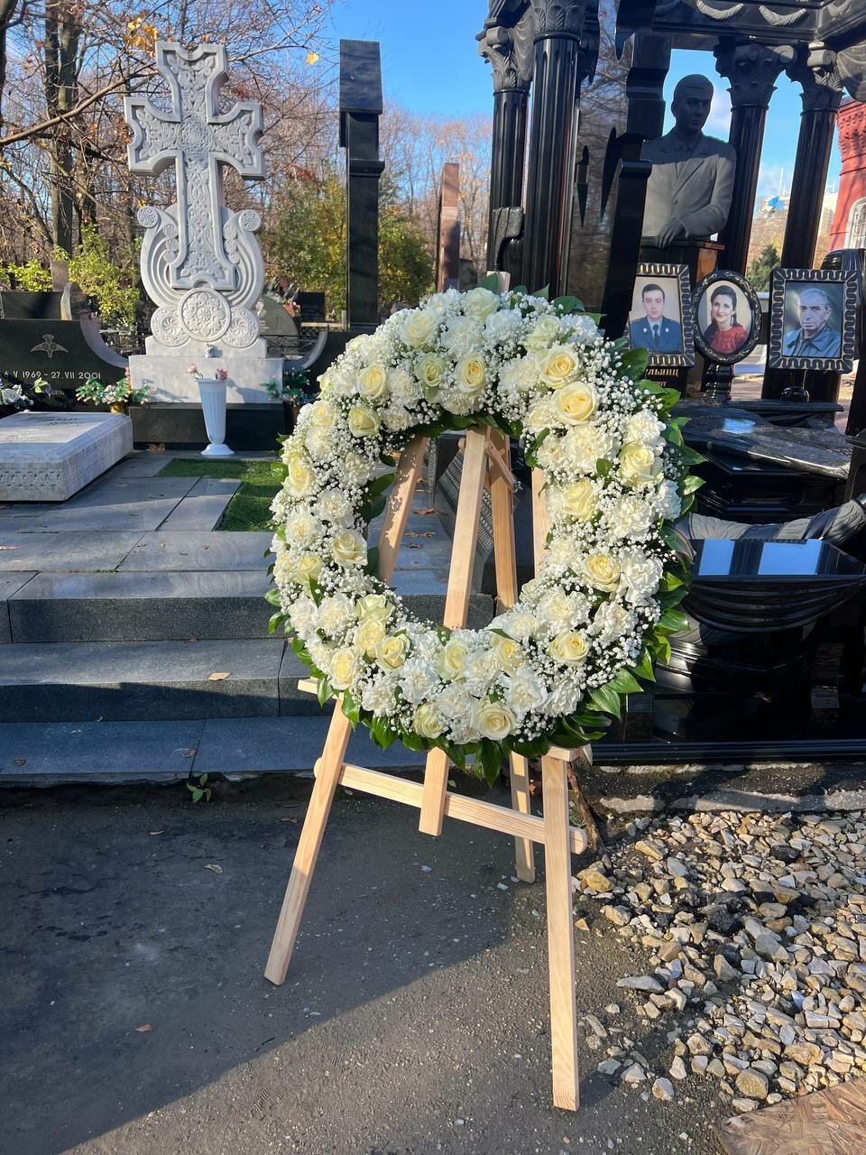 троекуровское кладбище могила шатунова, европейский траурный венок, похоронные венки, венки на похороны, траурный венок из живых цветов