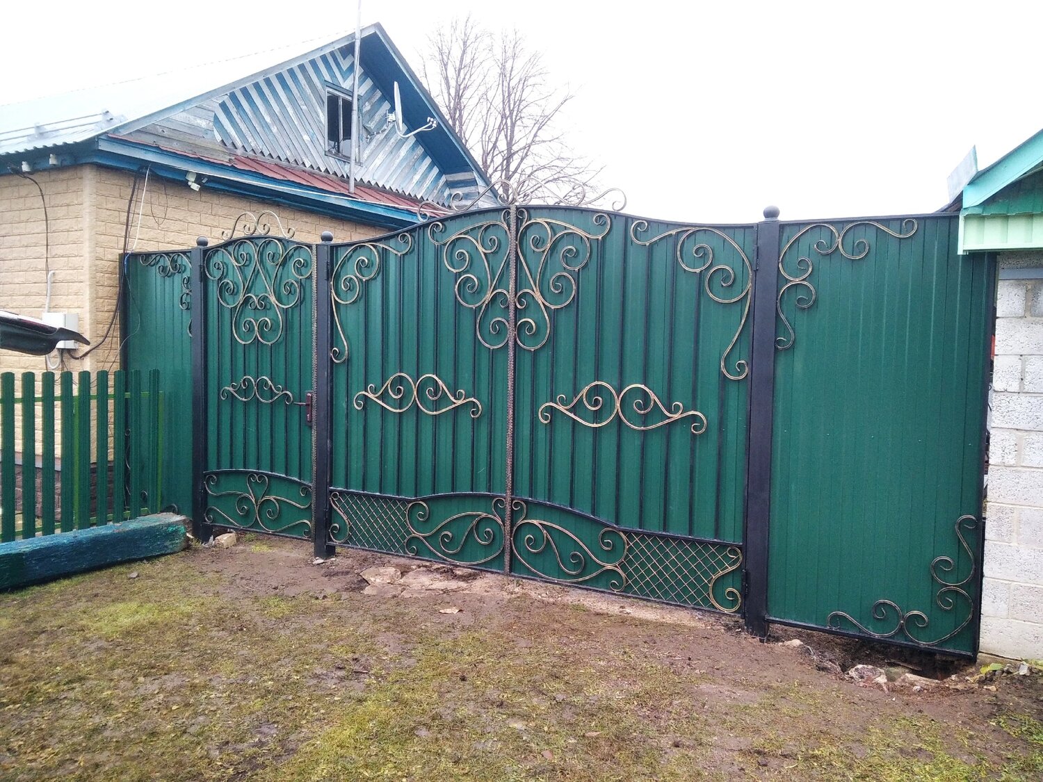 ворота и калитка для частного дома, ворота из профлиста с ковкой, ворота из профнастила с ковкой, ворота профнастил, ворота и калитка из профнастила