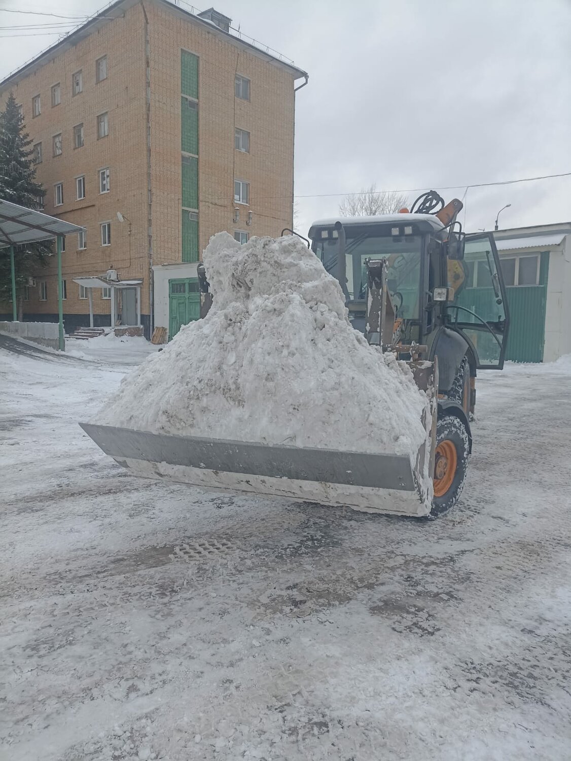 уборка снега, трактор для уборки снега, снегоуборочная техника, вывоз снега, техника для уборки снега