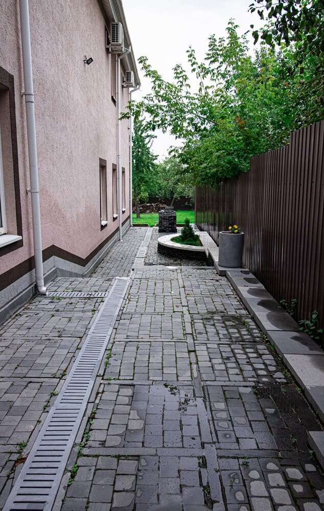брусчатка, тротуарная плитка, туи в брусчатке, укладка тротуарная плитка, брусчатка на участке