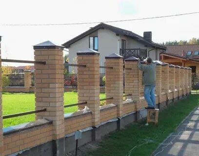 забор с кирпичными столбами, забор столбы из кирпича, забор из кирпича, забор с кирпичными столбиками, кирпичные заборы