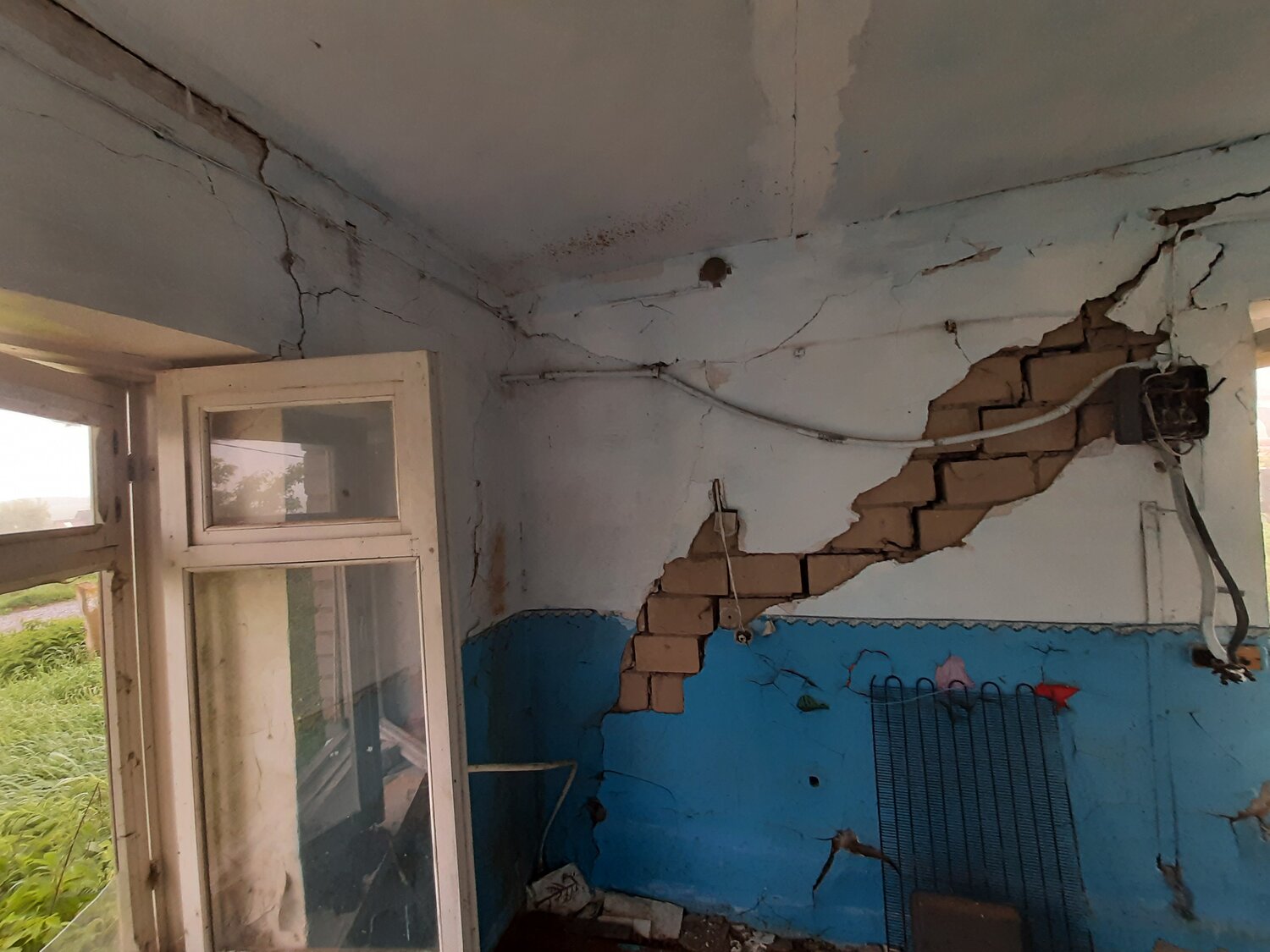 здание, аварийные дома, трещины в панельном доме, трещина в доме, в квартире