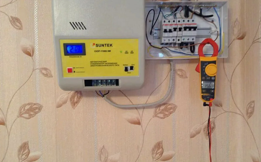 стабилизатор напряжения 220в 3квт, стабилизатор напряжения suntek, установка стабилизатора напряжения, стабилизатор напряжения для дома, подключение стабилизатора напряжения для дома