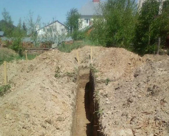 Копка траншеи под водопровод