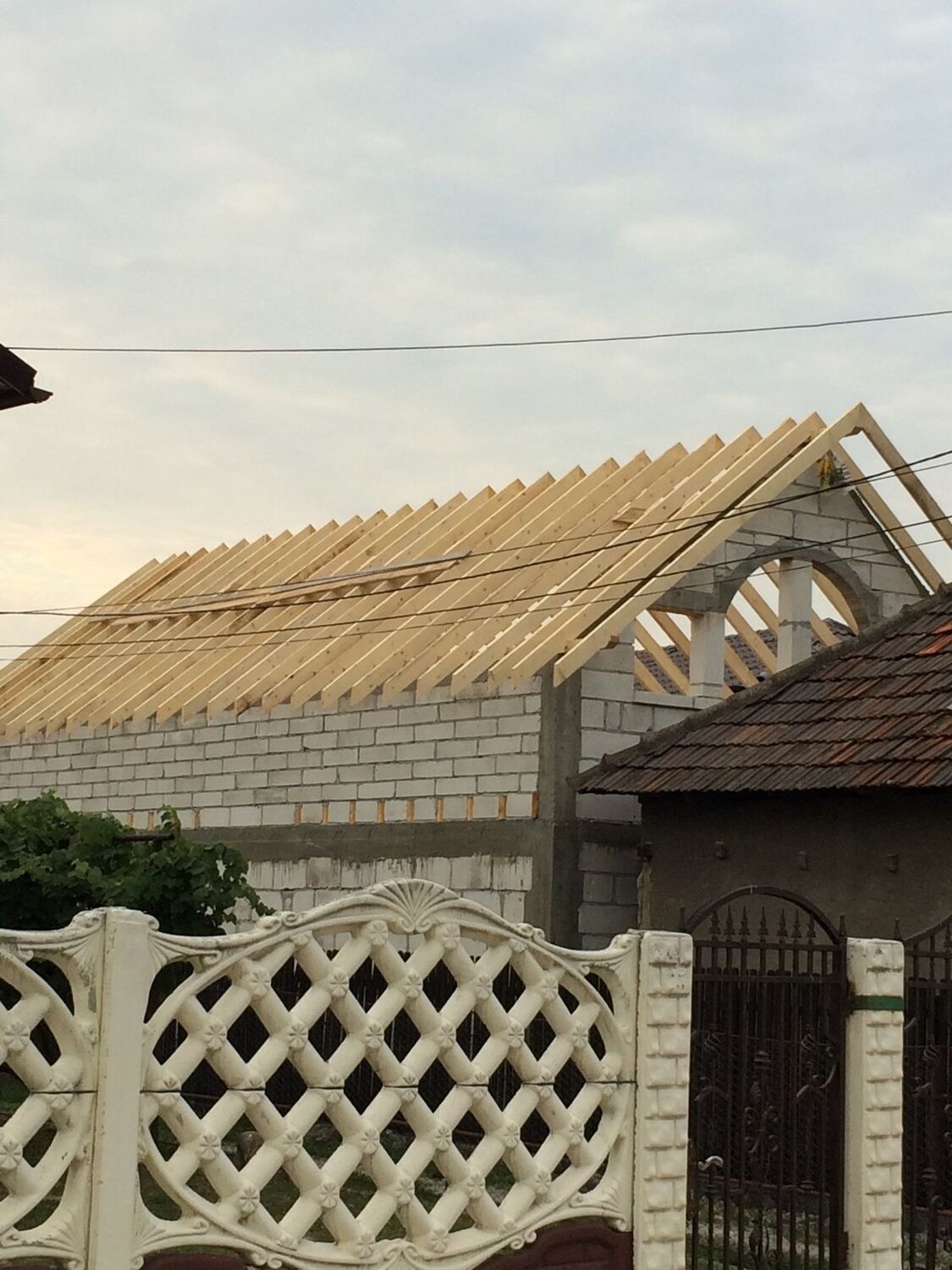стропильная система двухскатной крыши в доме из газобетона, стропильная система двухскатной крыши на газобетон, мауэрлат на фронтоне, мауэрлат полумансарда, стропильные системы крыш