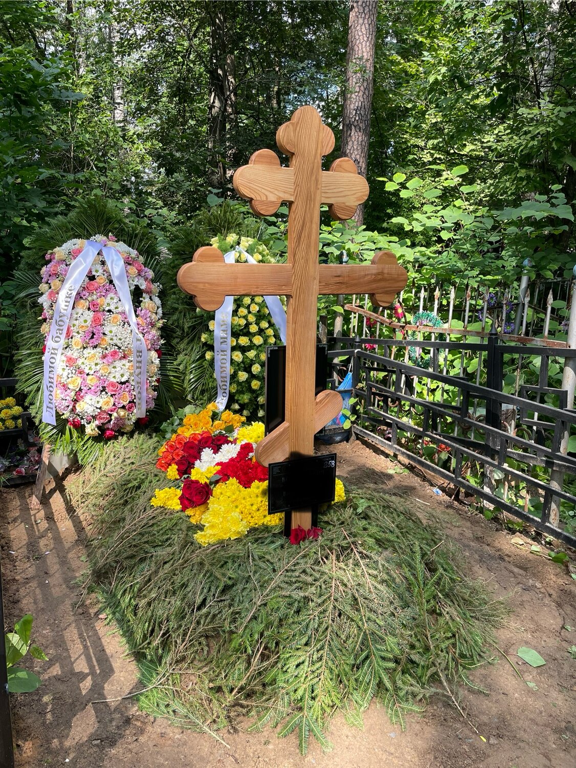 могила екатерины градовой на троекуровском кладбище, борис клюев могила троекуровское кладбище, могила евгения пригожина на пороховском кладбище, калитниковское кладбище в. токарев, могила юлии норкиной на новодеревенском кладбище