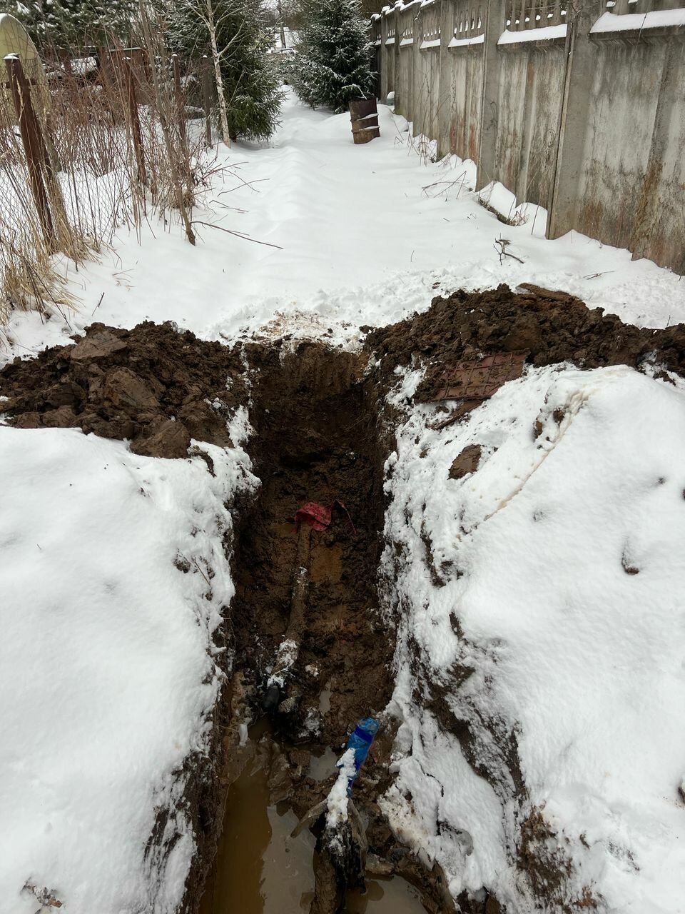 копка траншеи, траншея под водопровод, копка траншеи для водопровода, копать траншею, монтаж септика