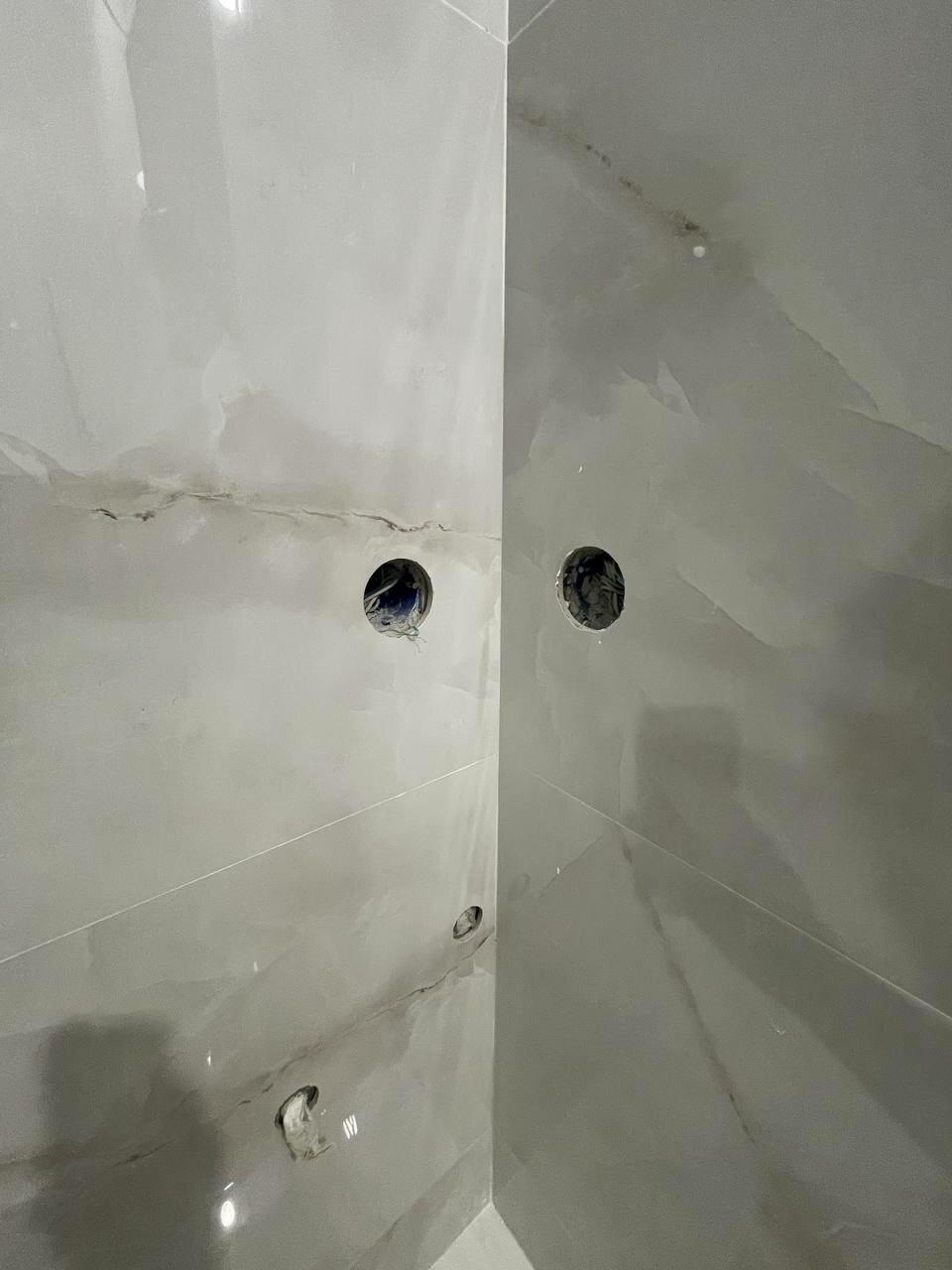 перенос розетки, штробление стен, плитка в ванной, штробить стену под проводку, штробить стену