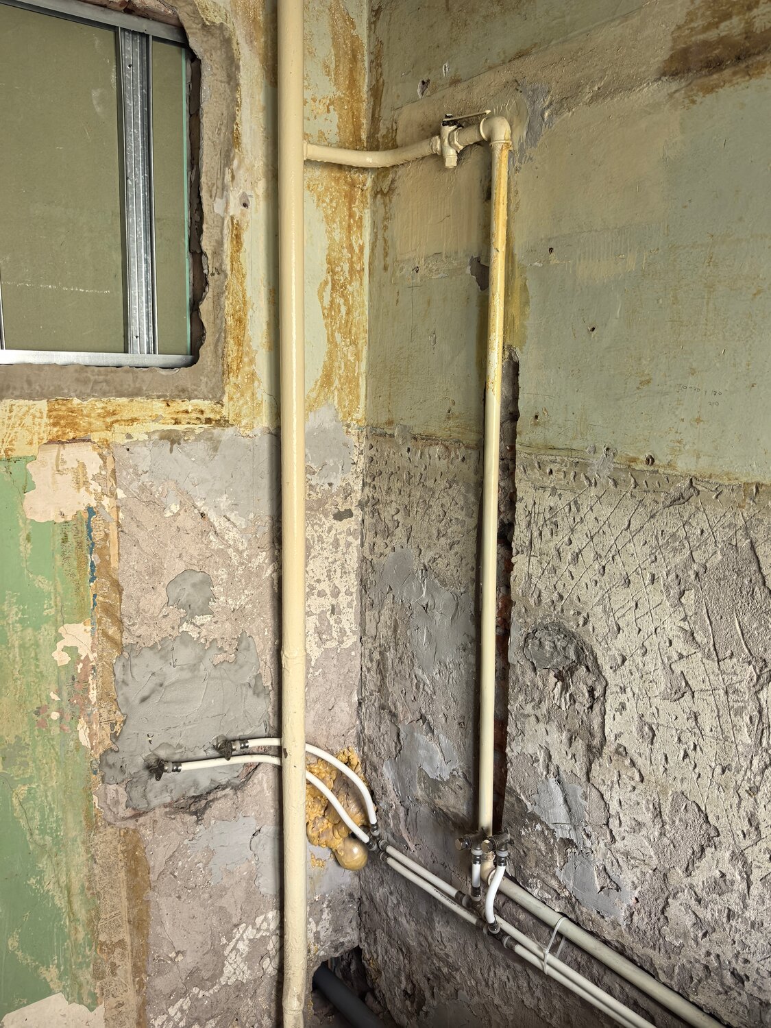 перенос газовой трубы в квартире, трубы в ванной комнате, газовая труба в квартире, водопроводные трубы в хрущевке, канализационные трубы в хрущевках