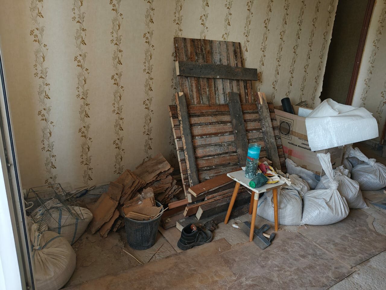 деревянные поддоны, демонтаж деревянного пола в квартире, столярные изделия, кресла из поддонов, изделия из поддонов