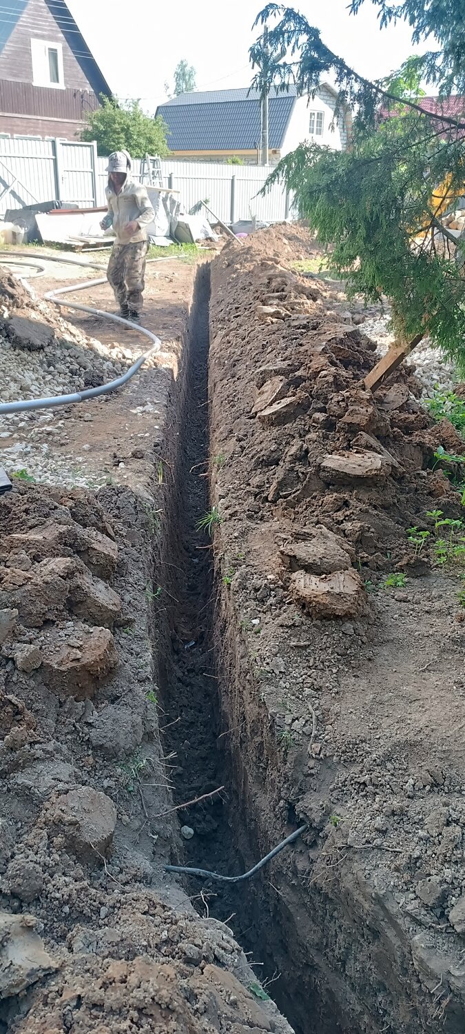 траншея под водопровод, прокладка водопровода, копка траншеи для водопровода, траншея для прокладки водопровода, траншея для водопровода