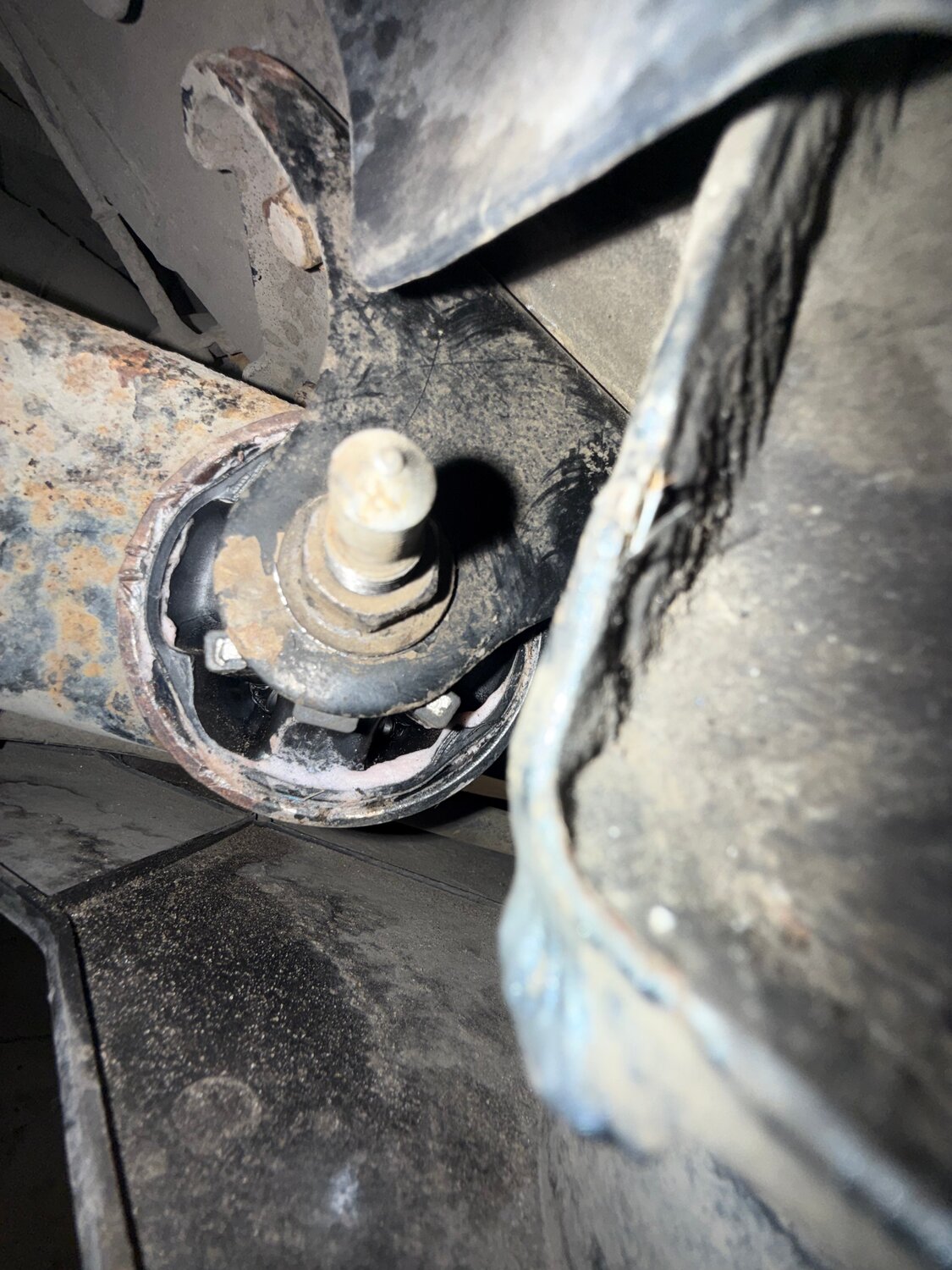 замена сайлентблоков задней балки, сайлентблок задней балки пежо, сайлентблок заднeй балки, сайлентблок задней балки ситроен с4 седан, сайлентблок задней балки peugeot 308