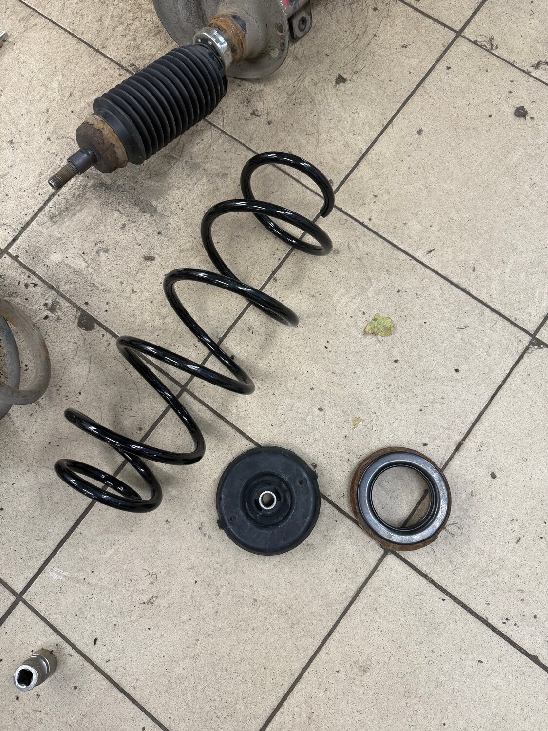 пыльник амортизатора мазда сх5, передние стойки, стойка с пружиной, передняя пружина, передняя стойка амортизатора