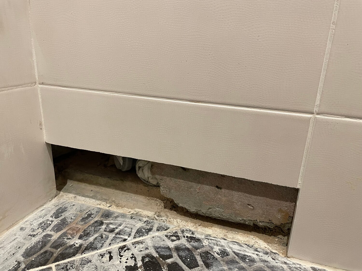 гидроизоляция ванной комнаты, гидроизоляция душевой, укладка плитка, примыкание ванны к плитке, гидроизоляция швов