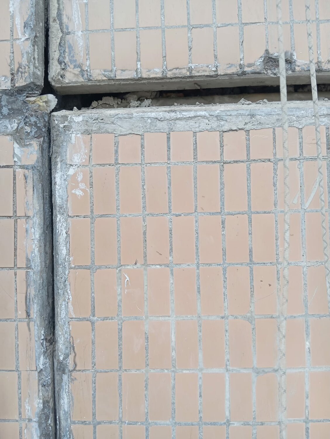 межпанельные швы в панельном доме, герметизация швов в панельном доме, разгерметизация межпанельных швов, герметизация межпанельных швов, межпанельные швы