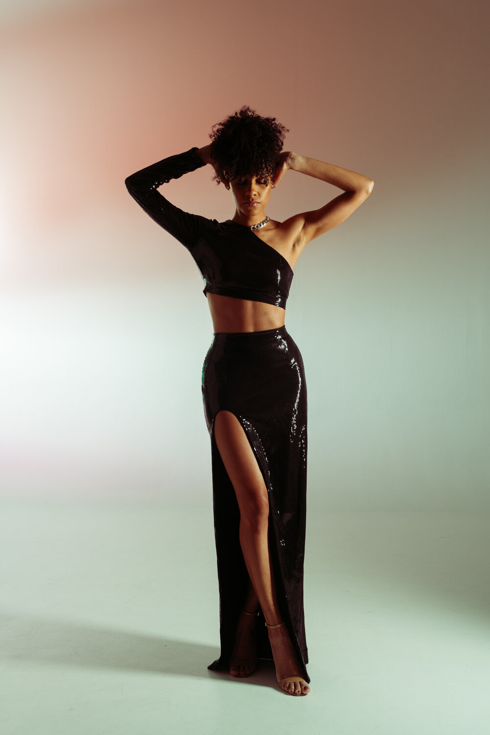 макси юбка с пайетками, юбка с пайетками, юбка с пайетками черный, юбка макси с пайетками и разрезом, вечернее платье