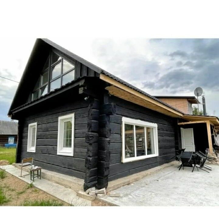 норвежский дом из лафета, дом бревенчатый черный, дом шале из оцилиндрованного бревна, дома в скандинавском стиле, загородный дом