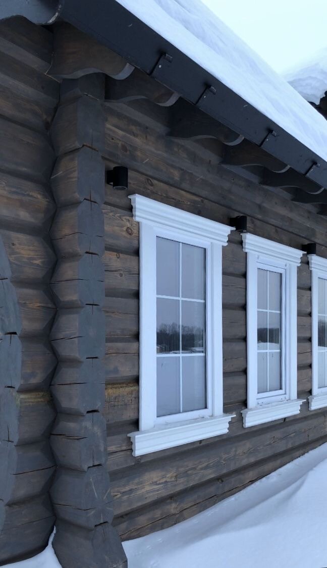 дома из лафета, окна в деревянном доме, окна в бревенчатом доме, наличники в деревянном доме, деревянные дом