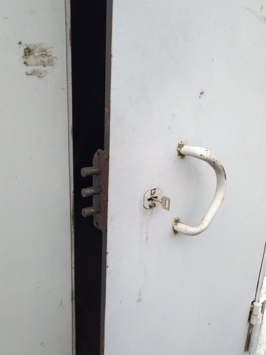 двери железные, дверей, шкаф сейф, металлическая дверь, замок в двери