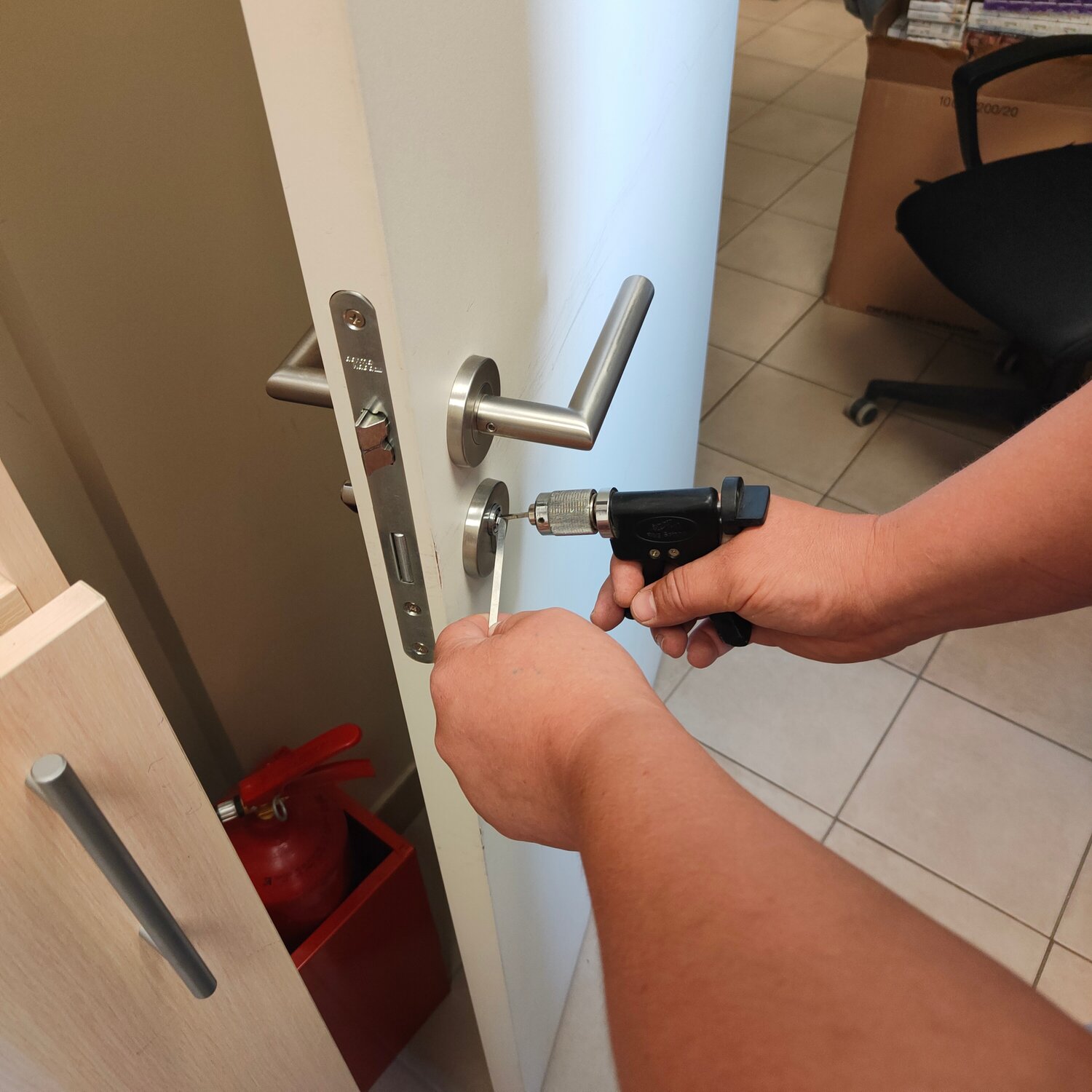 вскрытие замка, вскрытие замков дверей, замена замка, замена дверного замка, установка замков