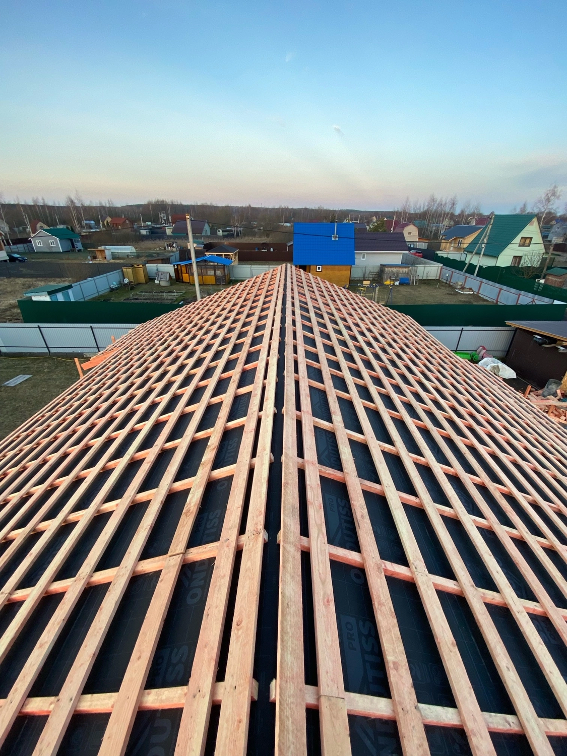 строительство каркасного дома, обрешетка вальмовой кровли, строительство кровли, каркасные дом, вальма кровля обрешетка