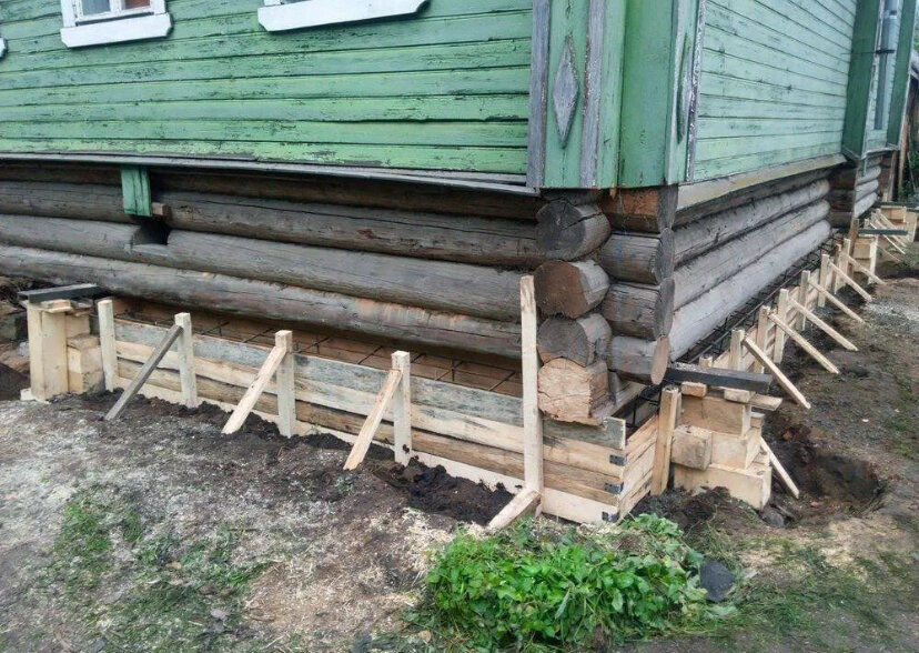 фундамент под старый деревянный дом, замена нижнего венца деревянного дома, старый фундамент, замена фундамента под деревянным домом, фундамент для деревянного дома