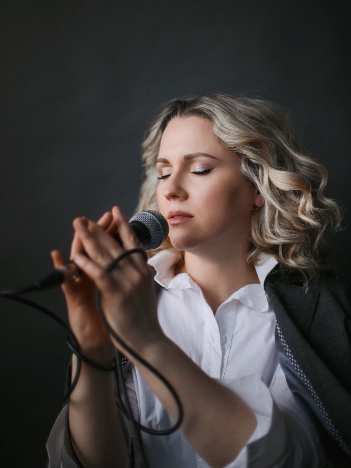 девушка, девушка поет в микрофон, поющая девушка, концерт, девушка с микрофоном