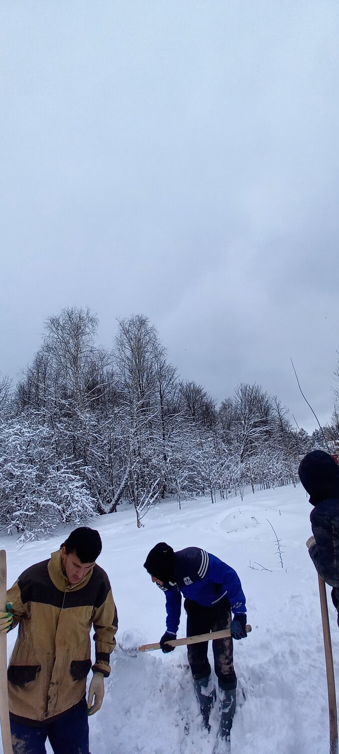 уборка снега, убирает снег, чистить снег, зимние забавы, помощь в очистке снега