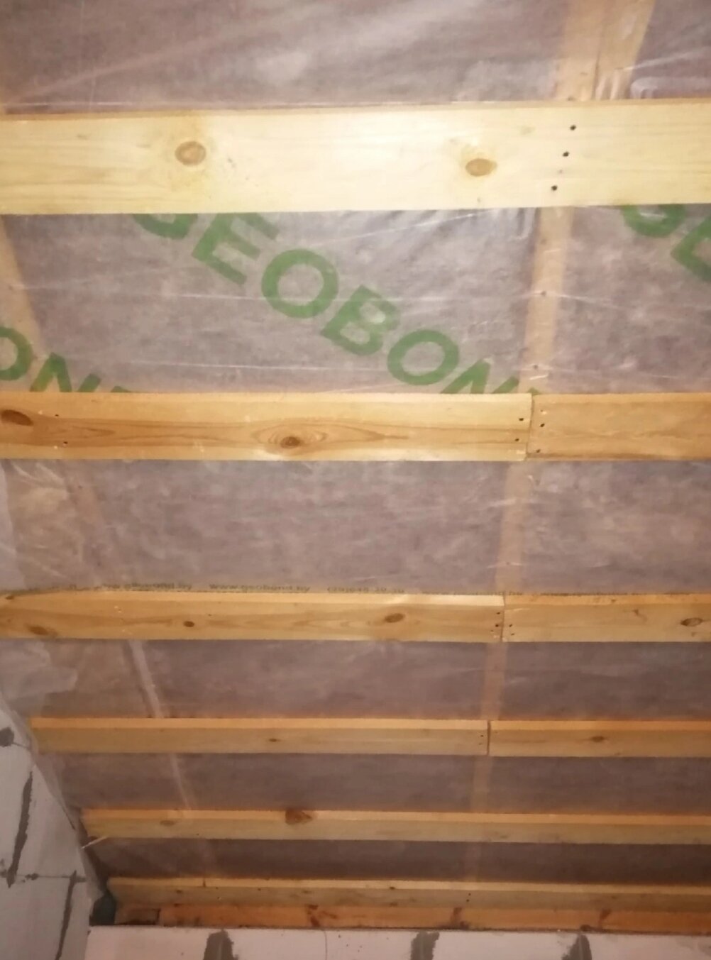 пароизоляция на потолок, обрешетка под пароизоляцию на потолок, пароизоляция на черновой потолок в доме, утепление потолка в деревянном доме, пароизоляция на потолок в частном доме