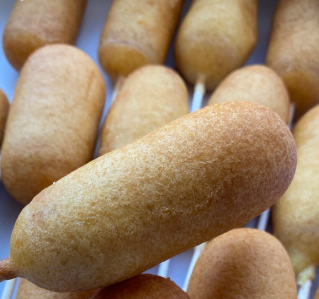 корн доги, сосиска на палочке, corn dog, еда, жареные сосиски