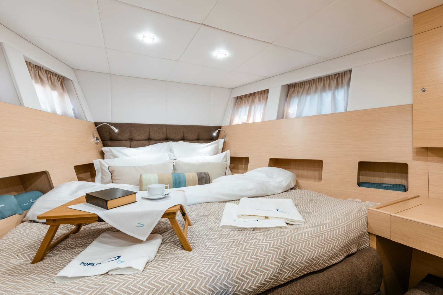 lagoon 450 катамаран каюты, каюта, мини люкс на теплоходе , lagoon 45 флайбридж, яхта