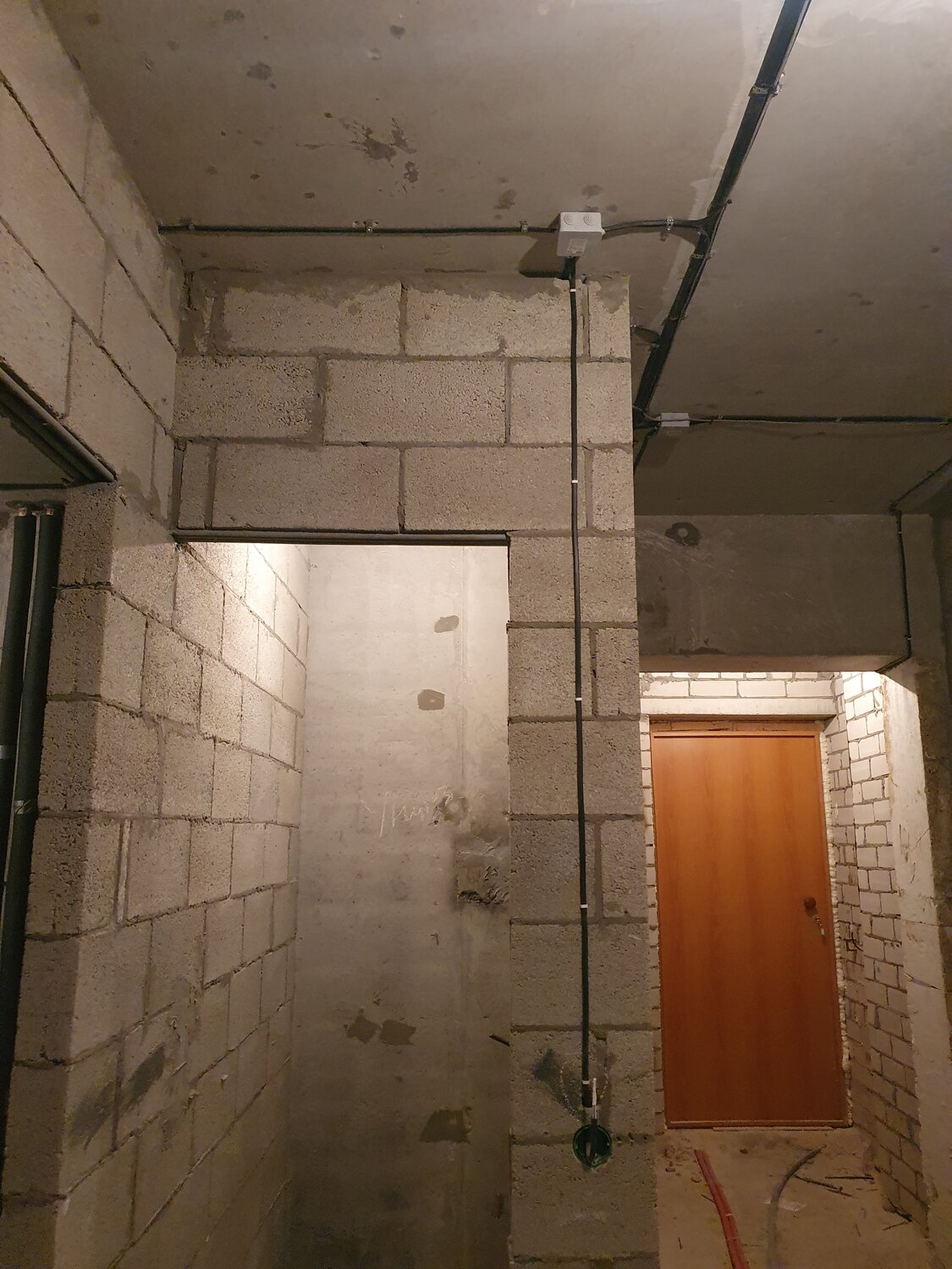 прокладка электропроводки в доме из газобетона, прокладка электропроводки в газобетоне, монтаж электропроводки, перегородка из пеноблоков, разводка электрики в доме