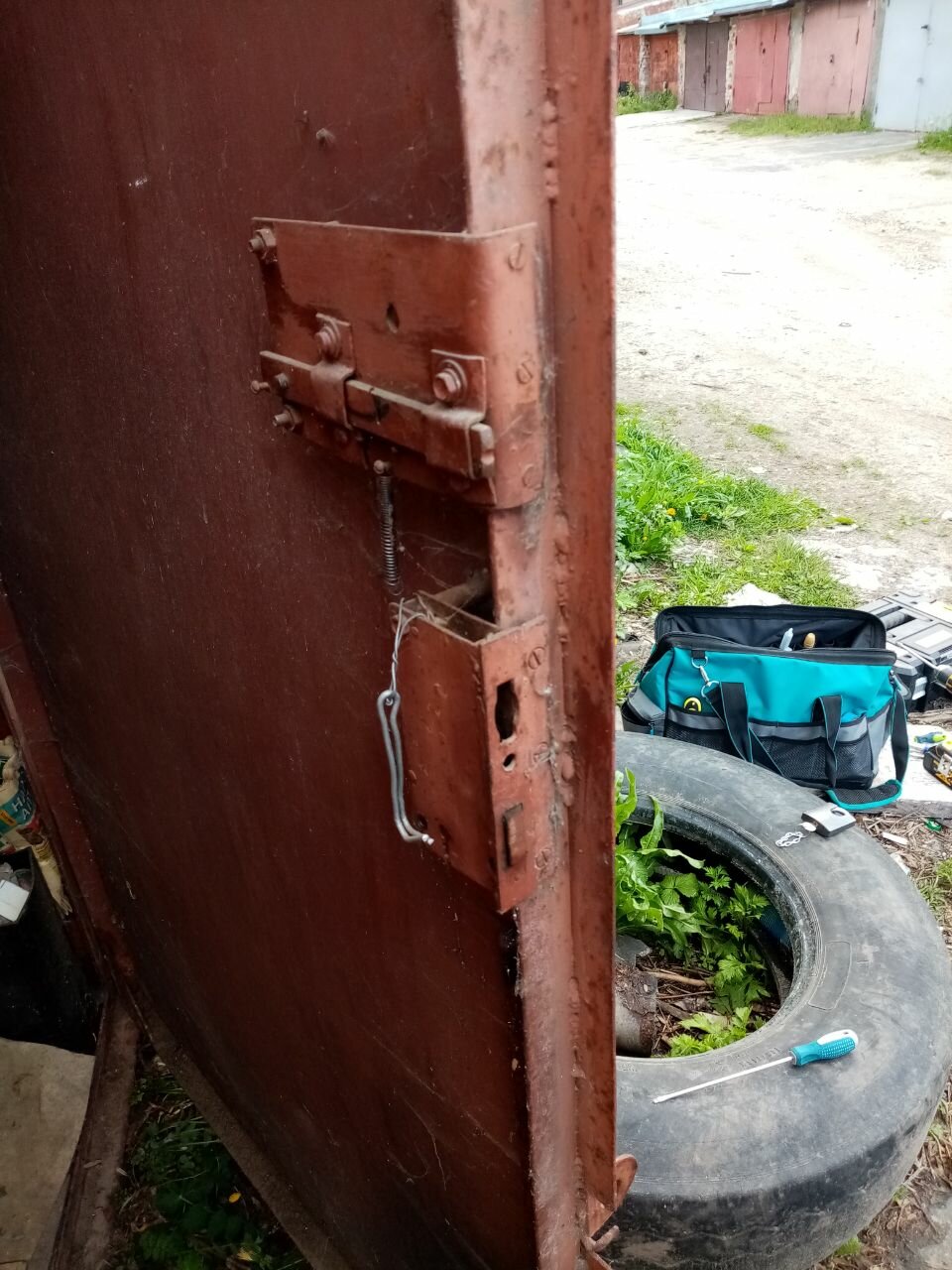 замок на гаражные ворота, гаражные ворота закрытия замки, замок для гаража, врезка замка в ворота гаража, вскрытие гаражных замков