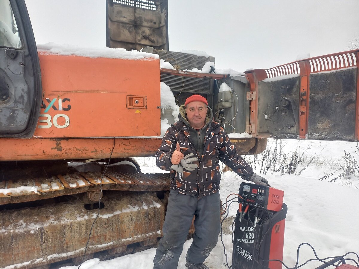 hitachi zx 200, hitachi zx 330, мужчина, экскаватор hitachi zx 330, человек