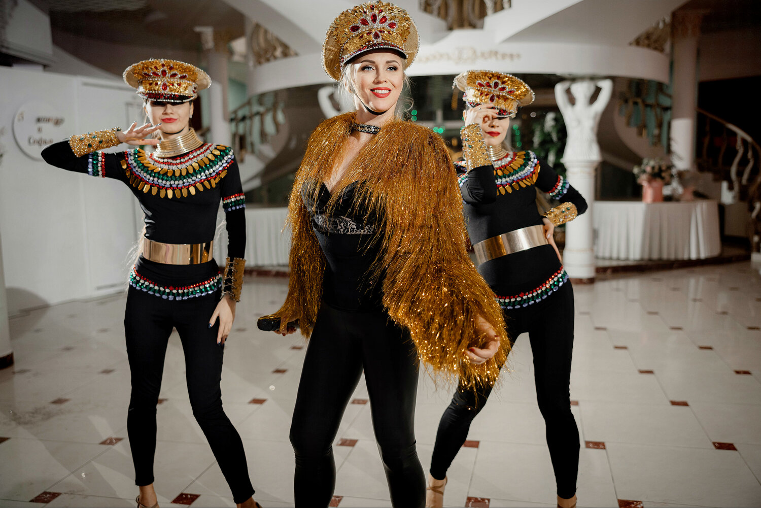 цирковые костюмы, девушка, женщина, ходулисты костюмы, вечеринка в стиле