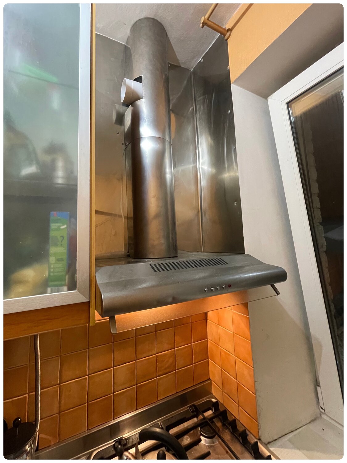 Установка воздуховода с обратным клапаном и  вытяжки для газовой плиты.