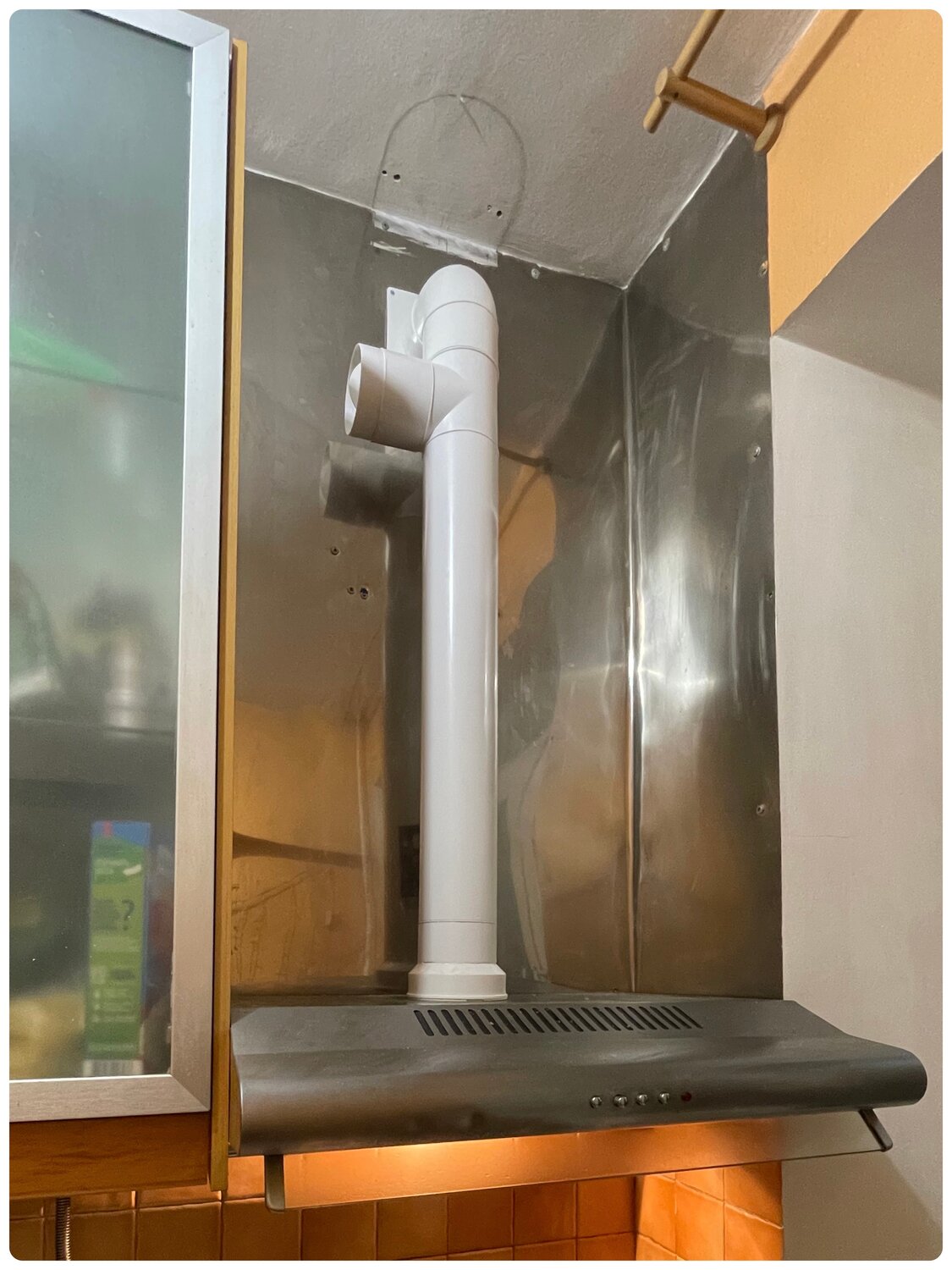 Установка воздуховода с обратным клапаном и  вытяжки для газовой плиты.