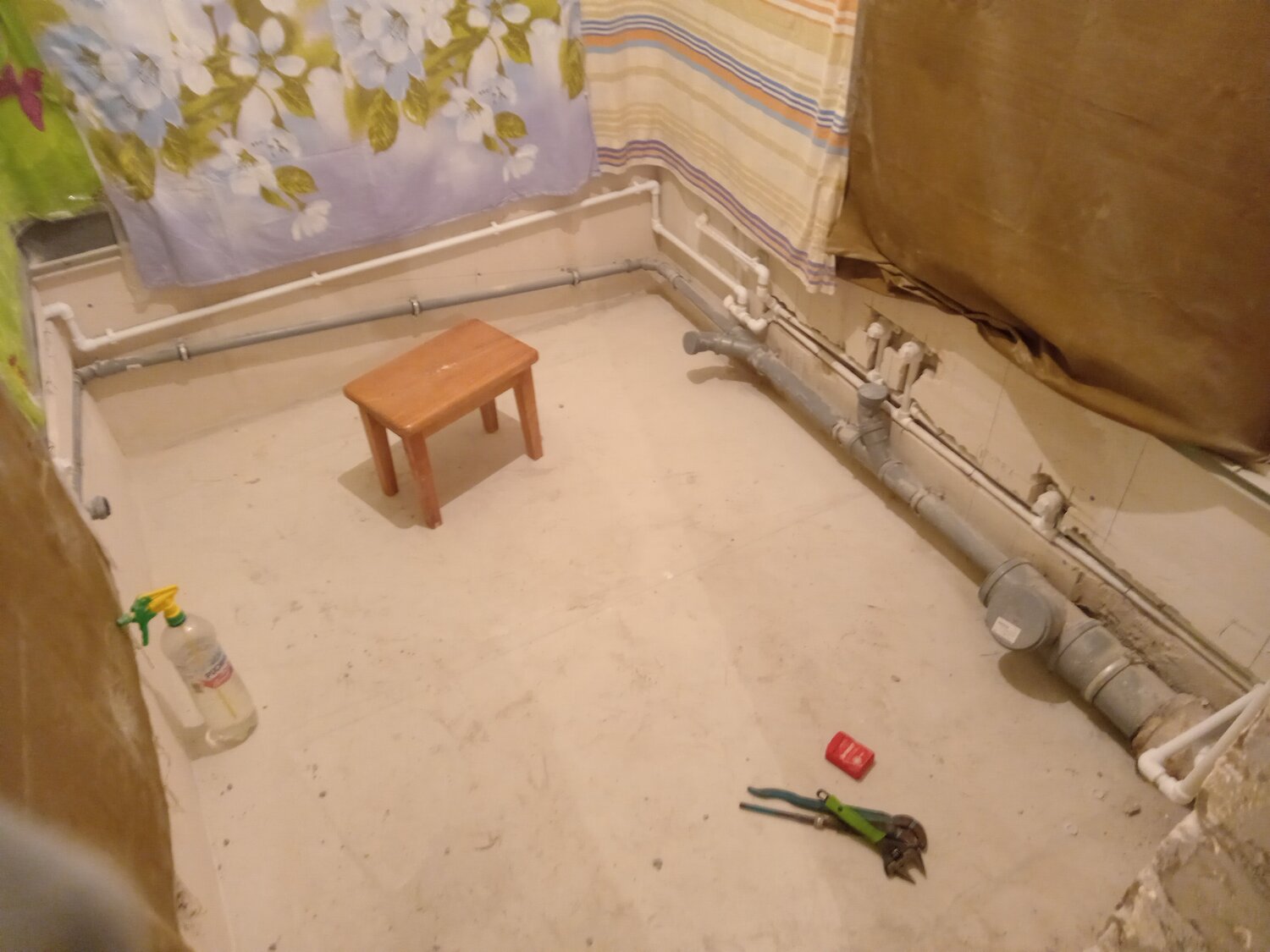трубы в ванной, разводка сантехники в квартире, трубы в ванной комнате, разводка водопровода, разводка сантехники