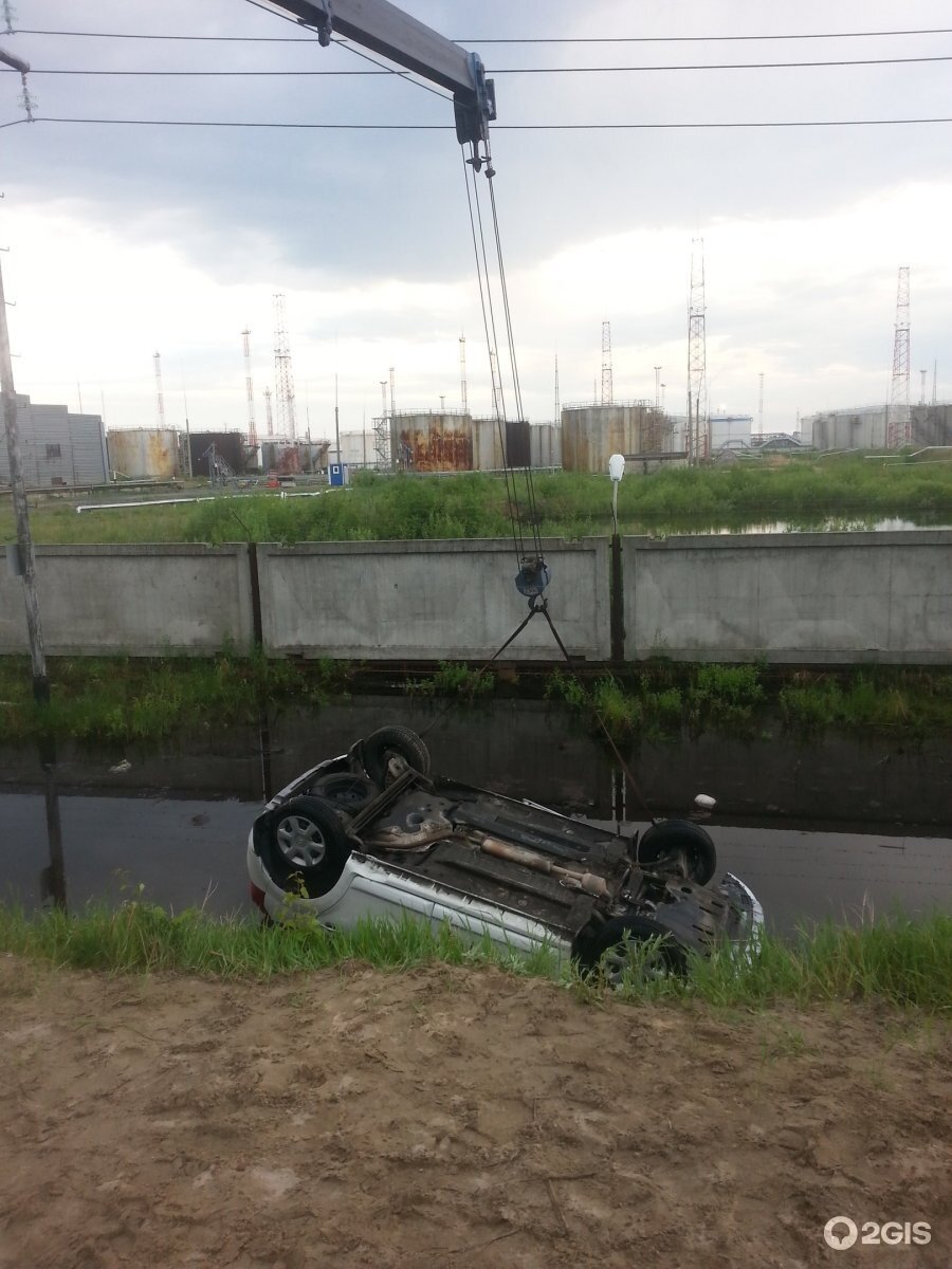 toyota cresta авария перевернулась, эвакуаторы, автомобиль, опрокидывание автомобиля, дтп