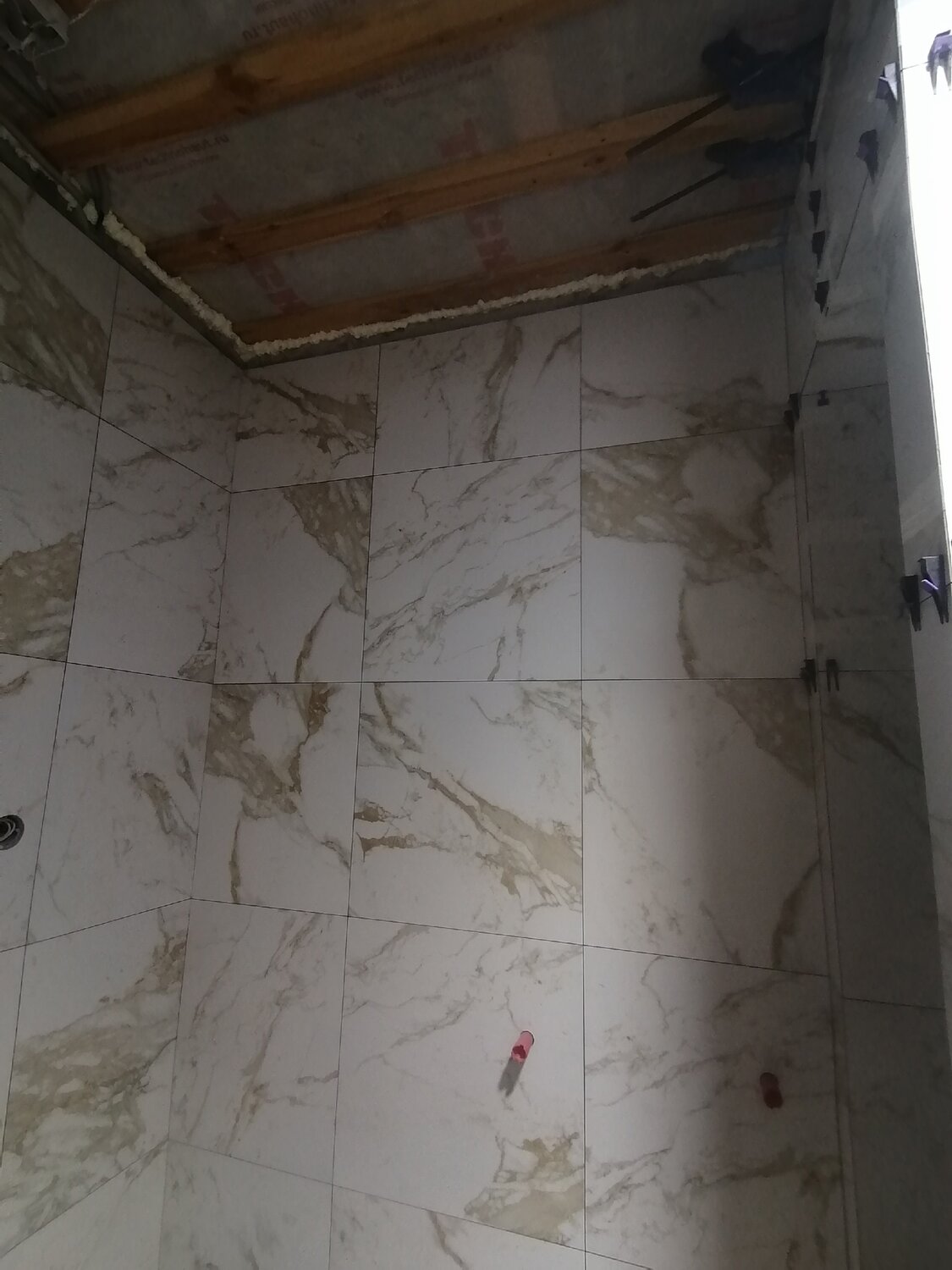 укладка плитки, плитка в ванной со смещением, кафель, плитка на стену, плитка