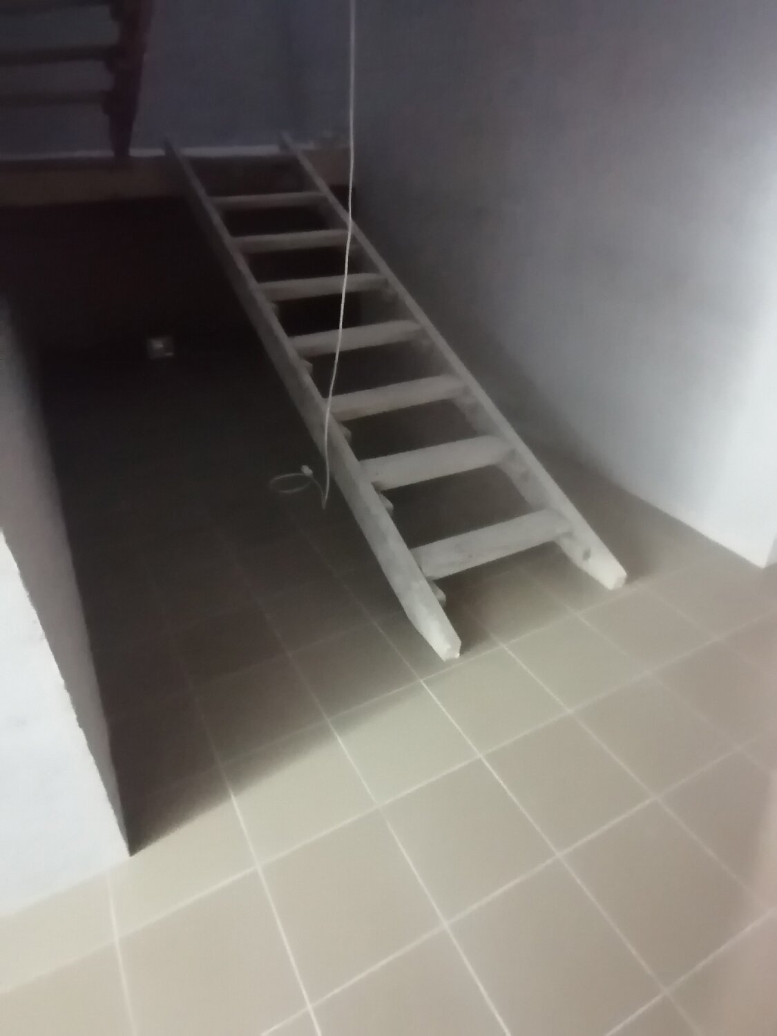 металлическая лестница в подвал, двухмаршевая лестница с площадкой, двухмаршевая бетонная лестница, металлическая лестница в гараже, двухмаршевая лестница