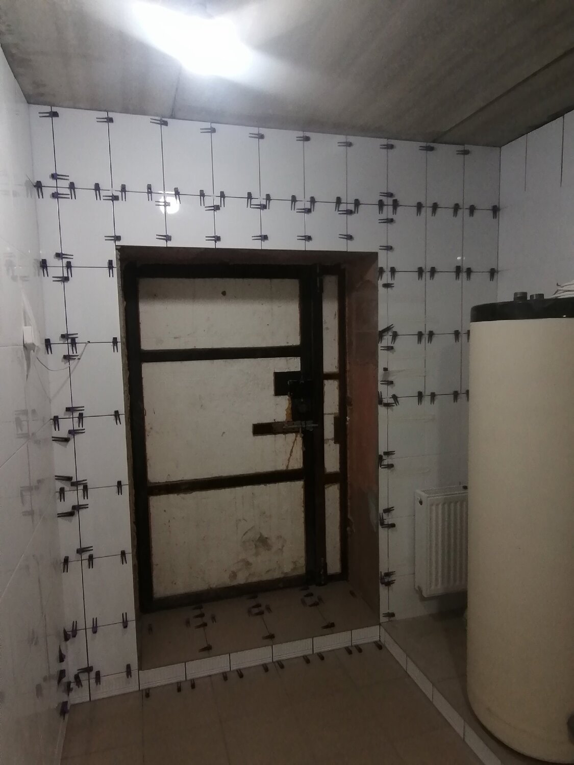 укладка плитки без швов на стену, отделка помещений, мебель, монтаж плитки, отделка ванной комнаты