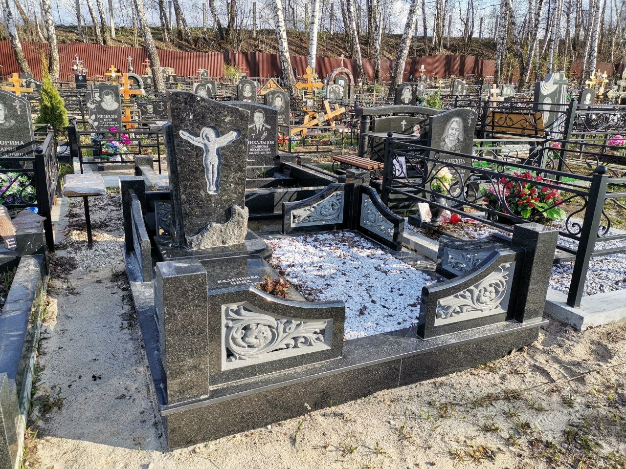 кладбище памятники, памятник на могилу, гранитный комплекс на кладбище, эксклюзивные памятники на могилу, котляковское кладбище памятники