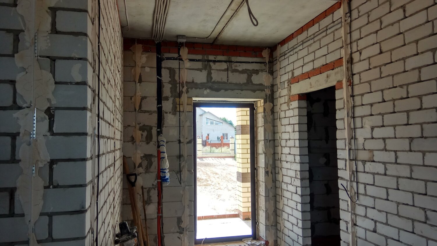 квартиры, электрика в доме из газоблока, проводка в доме из газобетона, интерьер, кирпичный дом