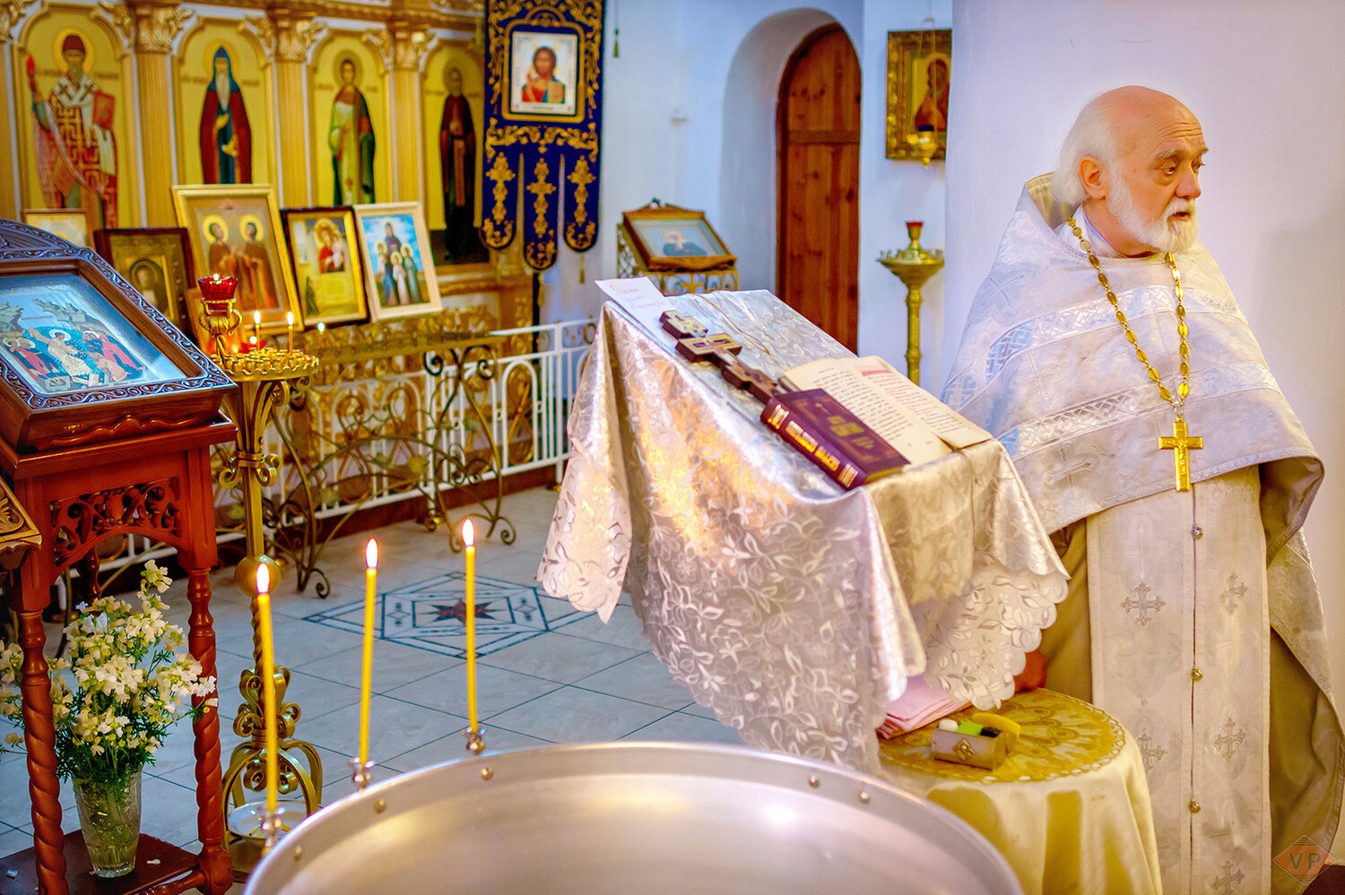 святое крещение, в храме, крещение в канаше, настоятель храма, протоиерей