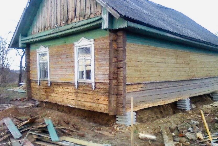 реконструкция старого деревянного дома, фундамент деревянного дома, ремонт старого деревянного дома, старый деревянный дом, дом на фундаменте