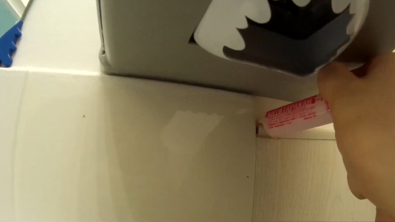 удаляем клей от наклейки с посуды, отклеить наклейку, вещи в квартире, наклейки на пакеты, герметик