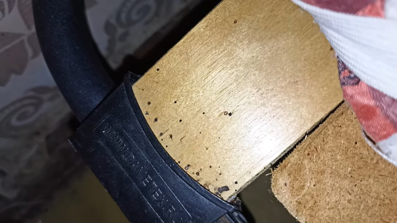 ремонт обуви, лопнула подошва на обуви, доска пола, фанера, заклейка подошвы обуви