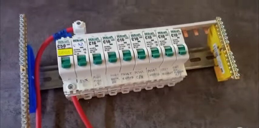 автомат в щитке, вводной автомат, сборка электрощита, автоматы электрические, подключение автомата в щитке